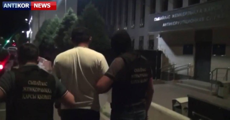 Алматыда шенеуніктің қамауға алынған сәті түсірілген видео пайда болды