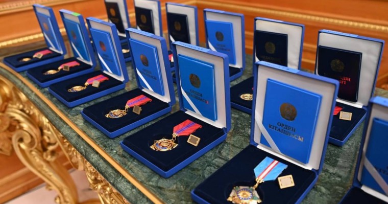 Тоқаев ғалымдарды, мұғалімдерді, дәрігерлерді, құтқарушыларды марапаттады