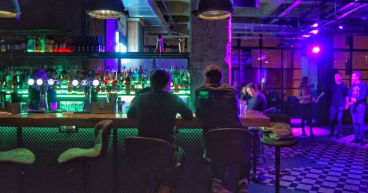 «Нацистер жұмыс істеп жатыр!»: Павлодарда қазақтарды гастро-барға кіргізбеуде