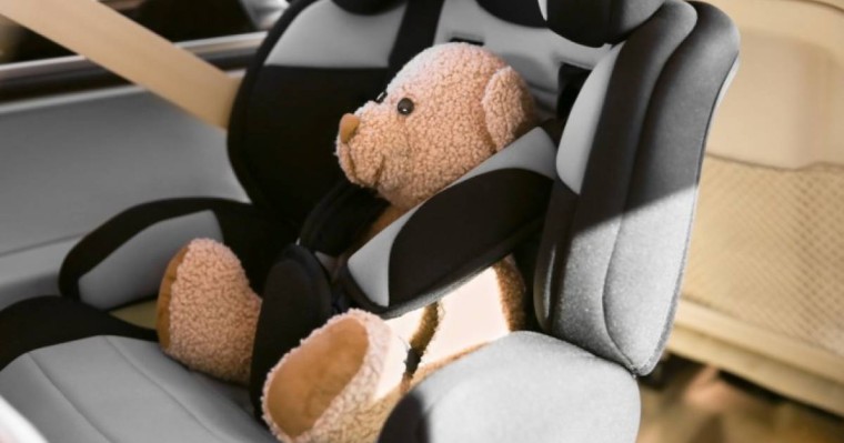 Ата-анасы ұмытып кеткен: Көліктің ішінде екі кішкентай бала көз жұмды