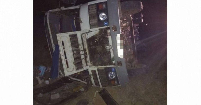 Ақтөбе облысында 12 жолаушысы бар автобус аударылып кетті