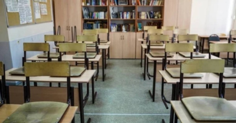 Екі оқушы қыз мұғалімді соққыға жықты - видео