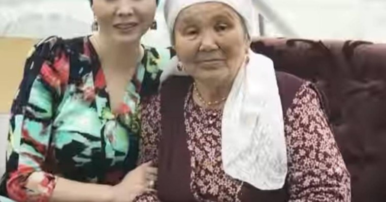 "Көз жұмар алдында ақ кебінін өзі дайындады" - Қарақат Әбілдина марқұм анасының соңғы күндерін баяндады