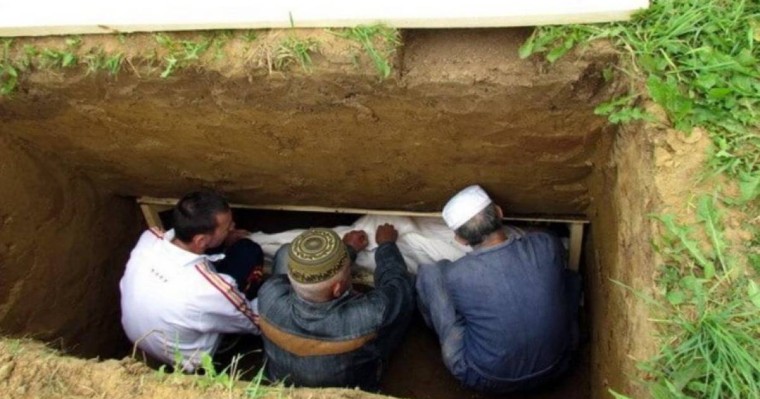 Түркістан облысында азғынның қолынан қаза тапқан қыз жер қойнына тапсырылды