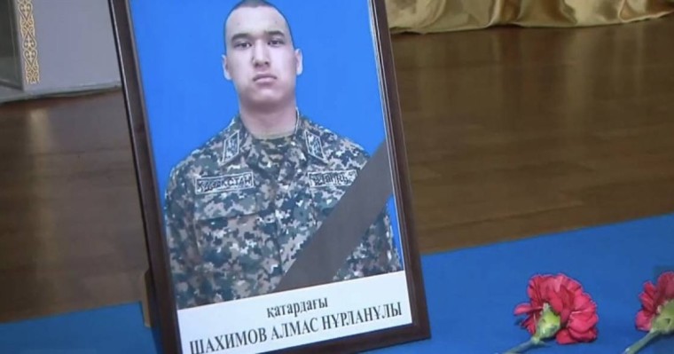 “Пышақ жарақаты, ұрып-соғу іздері, темекі күйіктері” - Марқұм 19 жасар сарбаздың анасы әділдік сұрайды