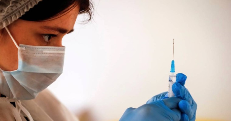 ЕО "Спутник V" екпесін неге тіркемей жатыр? Бұл осы вакцинаны алғандарға қалай әсер етеді?