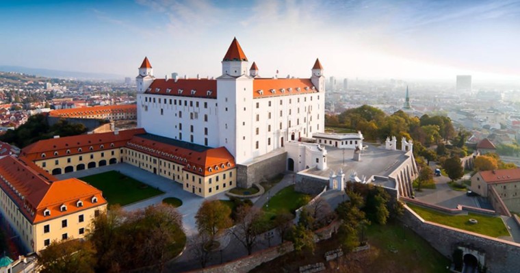 Словакия тоталитарлық коммунистік режимнің қызметіне қатысқандарды жеңілдіктен айырды