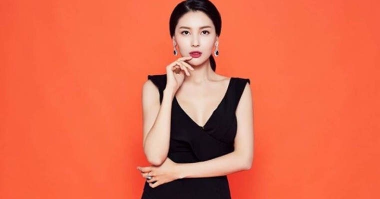 Танымал әнші Айдана Меденова анасының өлімі жайлы айтты