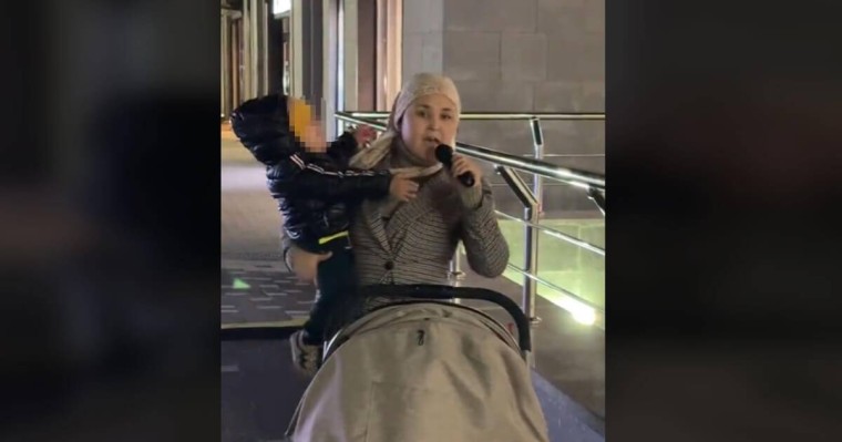 «Біреуі қолында, біреуі – арбада»: Арбатта ән айтып, ақша сұраған әйел елдің жүрегін елжіретті (ВИДЕО)