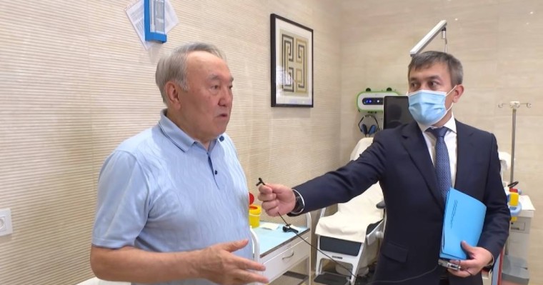 Нұрсұлтан Назарбаевтың вакцина салдырған сәтінен видео жарияланды