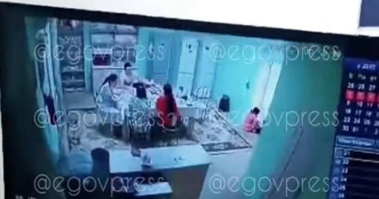 "Дәретханадан су ішіп, нәжіс жеуге мәжбүрлеген" - Атырауда балалар ауылының тәрбиеленушілерін қорлаған