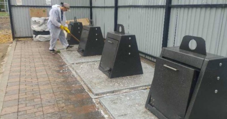 В Алматы продолжается дезинфекция мусорных контейнеров