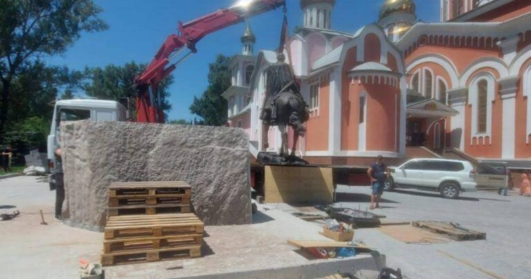 Александр Невскийдің көпті наразы қылған ескерткіші тұғырға қойылды