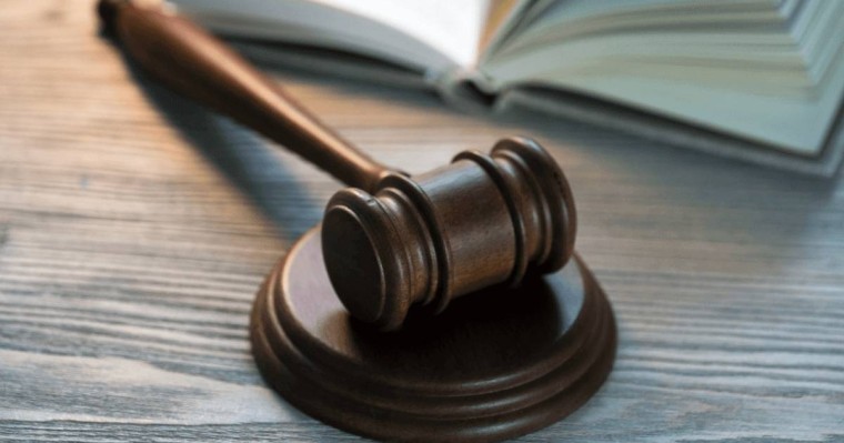 «Белгісіз затпен ұрып, аяғынан сүйреген»: Шымкентте бүлдіршінді ұрып-соққан тәрбиеші жазаланбайтын болды