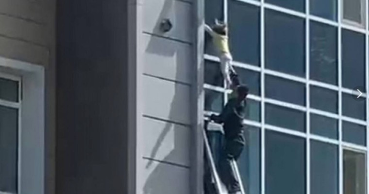 "Барам да, келем деп ойладым": 8 қабаттан құлай жаздаған қыздың анасы көптің көкейіндегі сұраққа жауап берді