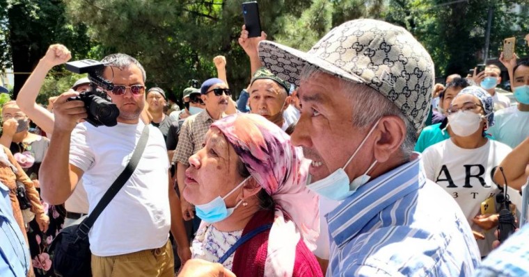 Алматыда полиция ғимараты алдында белсенділер Байболат Күнболатұлын босатуды талап етті