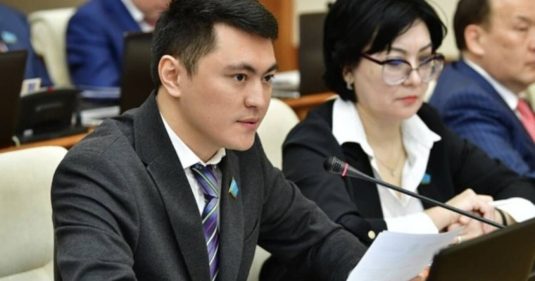 “Ай өткен сайын төрт аяқты адамдар қатары көбейіп келеді” - Дәулет Мұқаев