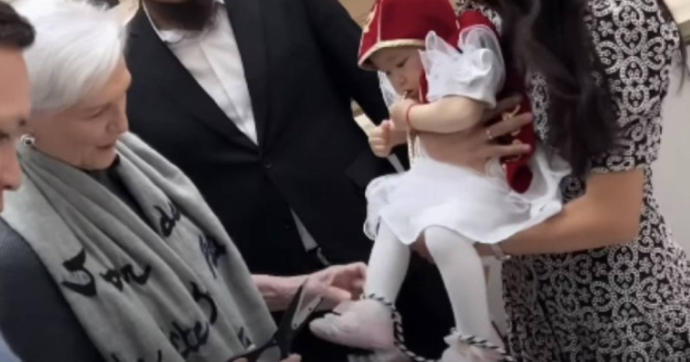 Илон Масктың анасы қазақ баласының тұсауын кесті