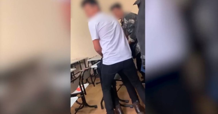 "Буллинг". Алматыдағы мектептердің бірінде оқушылар мұғалімнің көзінше порно көрген