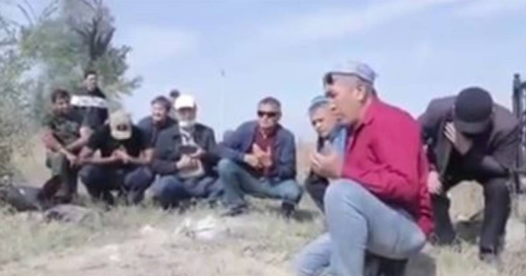 "Мынау өліктің жаназасында тұрғандардың бәрі тозаққа кетеді": Желіде тәңіршілердің жерлеу рәсімі тарап кетті (ВИДЕО)