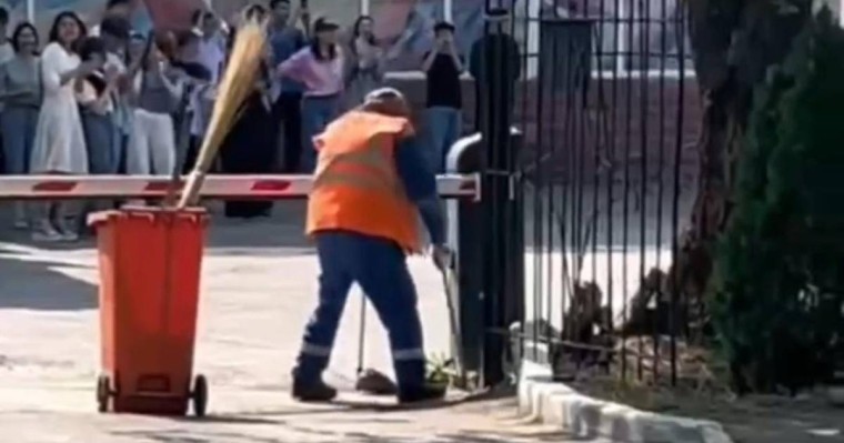 Әлеуметтік желіде билеп жүріп аула сыпырған ер адамның видеосы көпті тәнті етті (видео)