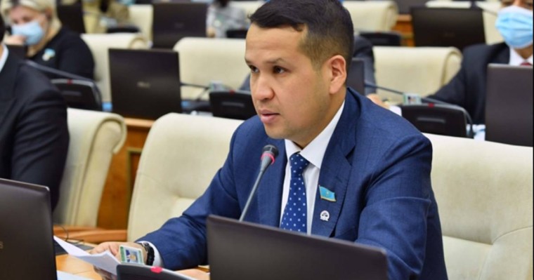 Желіде сынның астында қалған депутат жауап берді