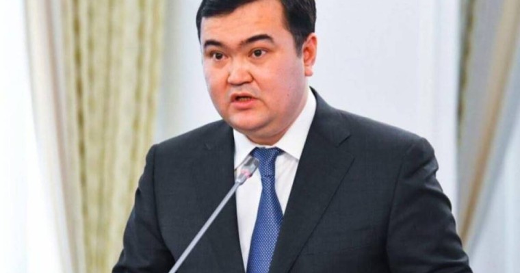 Астана қаласының әкімі Louis Vuitton-ның қымбат сөмкесін көрсетті