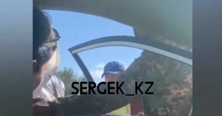 Алматыда автотұрақ бақылаушысы мен жүргізуші арасында тағы да жанжал шықты (видео)