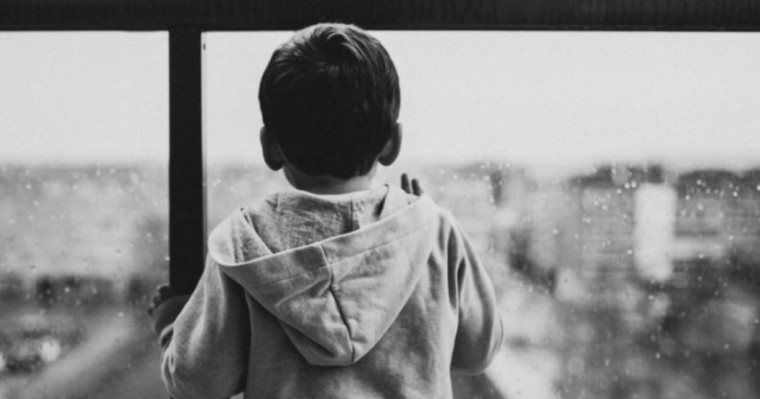 Астанада екі жасар бала тоғызыншы қабаттан құлап кетті