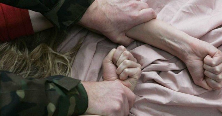 Павлодарда полиция майоры 22 жастағы күдікті қызды зорлаған