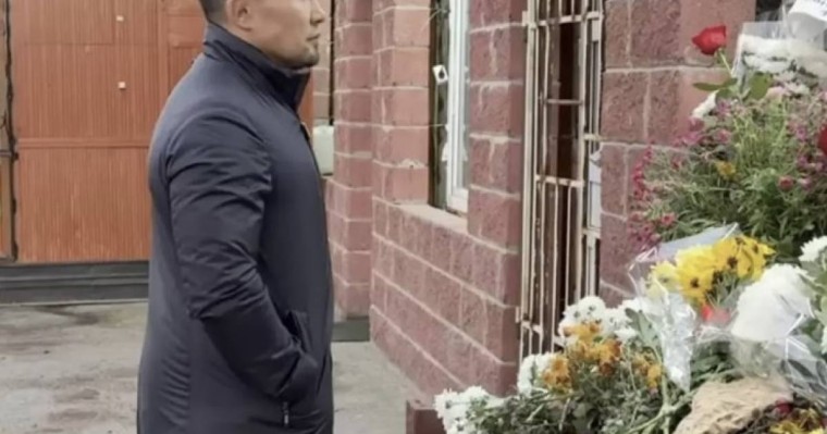 «Тойға барғандай»: Шерзаттың үйіне мобилограф ертіп барған Ардақ Назаров сынға қалды