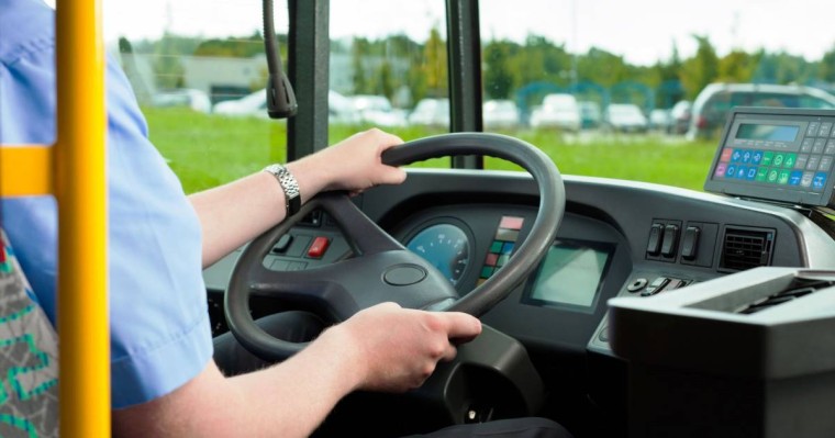 Қостанайда автобус жүргізушісі жолақы төлемеген 13 жастағы қызды қала шетіне апарып тастаған