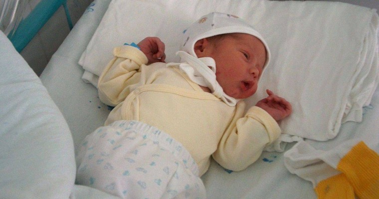 Өзеннің ортасынан жаңа туған қыз салынған қорап табылды