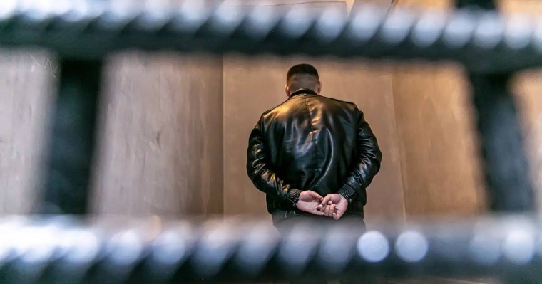 Ақтөбеде дәрігерді зорлап, денесіне 24 рет пышақ сұққан қылмыскерге сот үкімі шықты