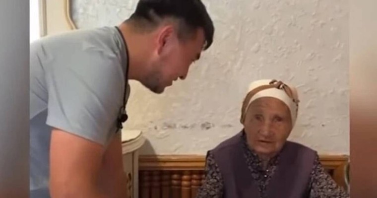 Балаларды сағындық: Қарттар үйіндегі әжейдің сөзі сыйлық беруге келген жігіттерді жылатты (видео)