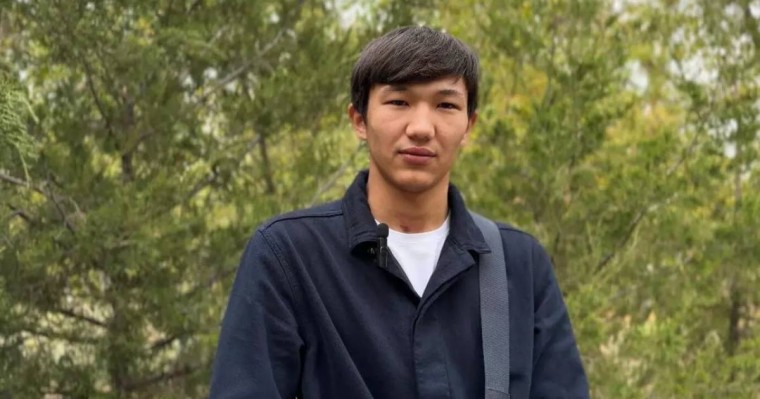 "Пранк деп түсіндім": ломбардқа қарумен келген ер адамды тоқтатқан студентке кәсіпкер қымбат телефон сыйлады