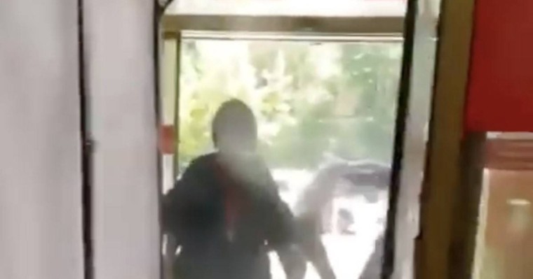 Маскасыз кіргізбей қойған: Алматыда мас азамат сауда орталығының күзетшісінің жағасынан алды