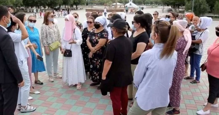 "Тамақты да қоймада тығып отыр": Атыраулық аналар қымбат азық-түлікке қатысты наразылыққа шықты