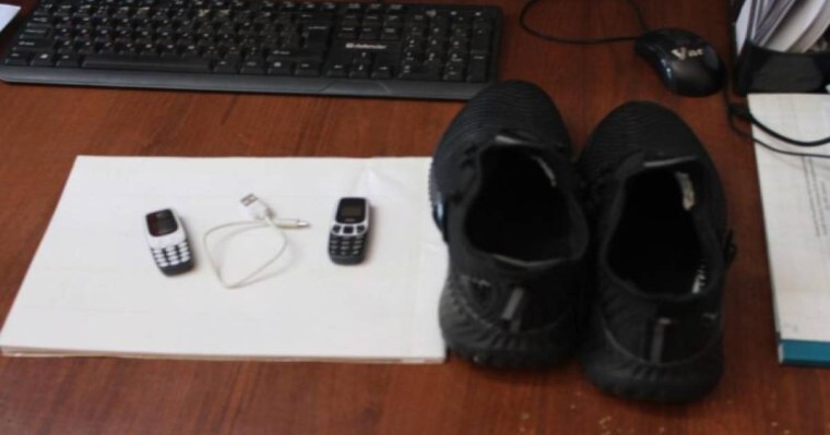 Ақтөбелік келіншек аяқкиімге телефон жасырып, абақтыға өткізбек болған