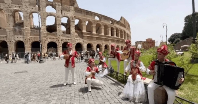 Италияда "Балбырауын" күйін орындаған қазақ өнерпаздары көпшілікті тәнті етті (видео)