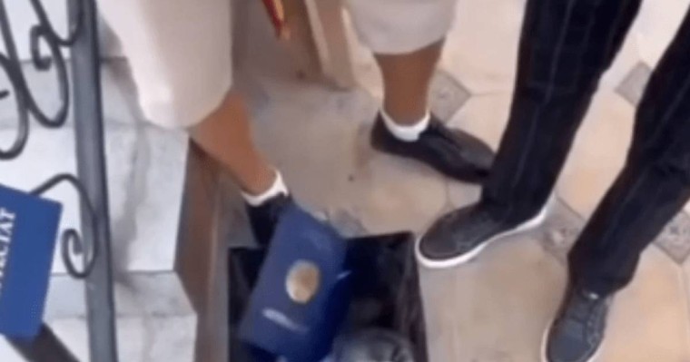 "Еш маңызы жоқ": Желіде аттестаттарын қоқыс жәшігіне лақтырған оқушылардың әрекеті дау тудырды (видео)