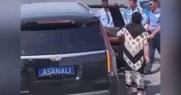 Асанәлі Әшімовтің көлігі әлеуметтік желіні шулатты