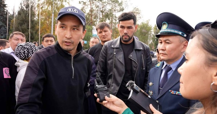 "Бензин шашып өзімді өртеймін": Бір топ адамның қолынан қаза тапқан 16 жастағы оқушының туыстары әділдік сұрап, жолды жауып тастады