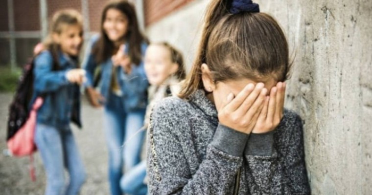 «Құдай үшін, ұрмаңдаршы!»: Зайсанда оқушыға буллинг жасаған қыздардың видеосы тарады