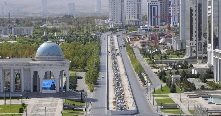 Ашхабадта әйелдерге көліктің алдыңғы орындығына отыруға тыйым салынды