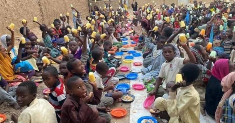 «Нәсілге, ұлтқа бөлінбейді»: Қазақстандық жігіт Африкадағы балаларға құдық салып берді