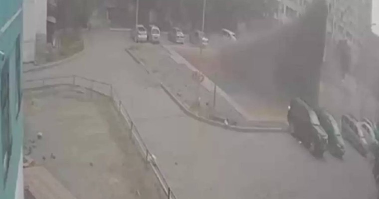 Қарағандыда қатты соққан жел көгалмен қоса балаларды ұшырып әкетті