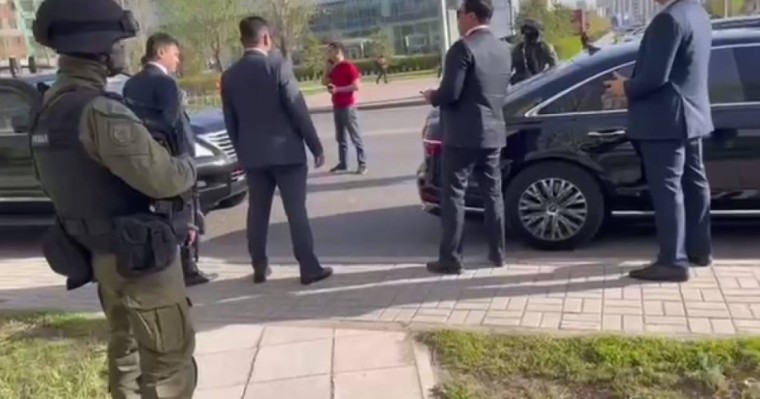 Дәурені өтейін деген бе? Жол ережесін бұзған Тимур Құлыбаевты полиция тоқтатты