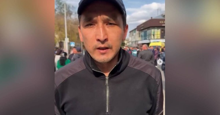 «Баламды өлтірді. Өзімді полиция қорқытады»: төбелесте қаза болған Шерзаттың әкесі үндеу жасады (ВИДЕО)