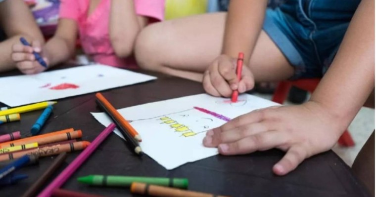 Тәрбиешінің баланың басына домбыра лақтырғаны рас па: Желіде тараған видео қызу пікірталас тудырды